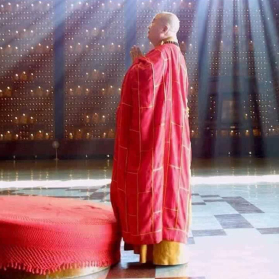 Venerable Master Hsing Yun Praying