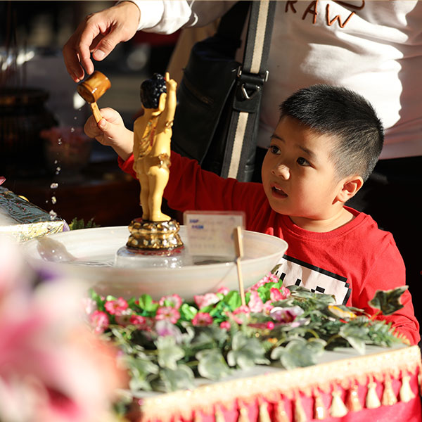 Child bathing the Buddha